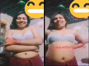 Today Exclusive- Sexy Desi Girl Shows Boobs