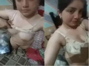 Today Exclusive- Horny Desi Girl Shows her Boobs