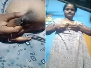 Today Exclusive- Desi Bhabhi Shows Milky Boobs