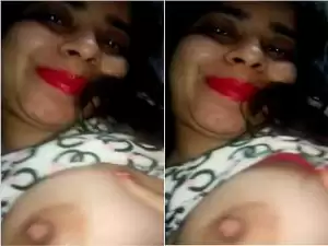 Today Exclusive- Horny Desi Bhabhi Playing with her Big Boob