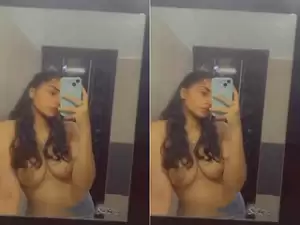 Desi Girl Shows her Boobs Part 1