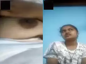 Desi Girl Shows Her Boobs