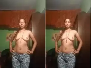 Desi Bhabhi Showing Boobs