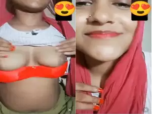 Desi Girl Shows her Boobs
