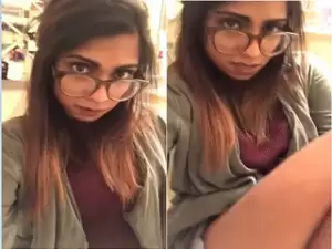 Exclusive- Horny NRI Girl Play with Her Pussy
