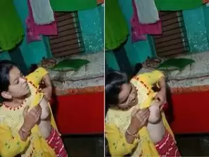 Today Exclusive- Sexy Desi Bhabhi Showing her Boob