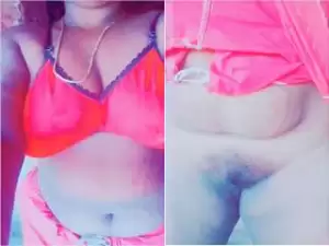 Exclusive- Desi Mallu Bhabhi Showing Her Pussy