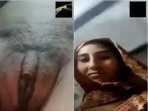 Paki Girl Shows Her Pussy
