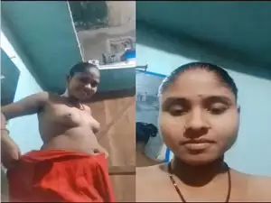 Desi Bhabhi Shows Her Boobs
