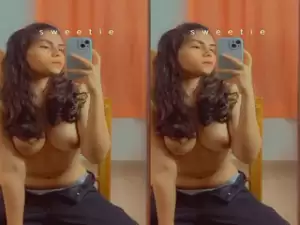 Desi Girl Shows Boobs Selfie