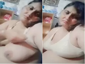 Paki Bhabhi Shows her Boob