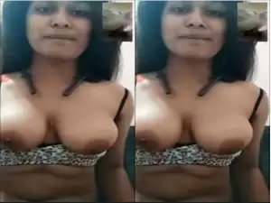 Hot Desi Girl Shows Boobs