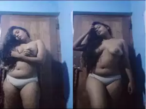 Hot Desi girl Shows her Big Boobs
