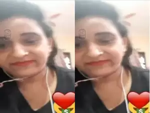 Sexy Bhabhi Shows her Boobs