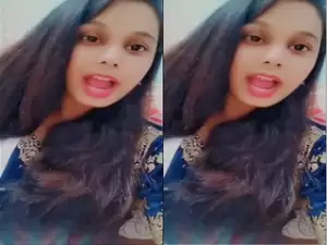 Sexy Desi Girl Shows her Boobs