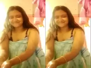 Desi Girl Kissing and Shows Nude Body part 2