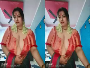 Horny Desi Bhabhi Shows her Boobs and Pussy part 1
