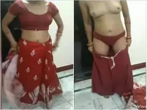 Exclusive- Desi Bhabhi Strip Her Saree And Showing Her Boobs