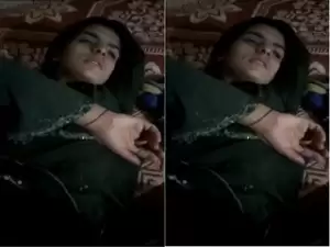 Paki Girl Shows pussy
