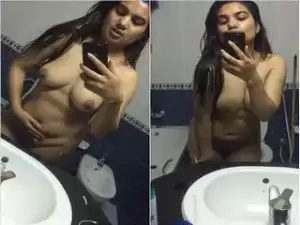 Exclusive- Super Hot Desi Girl Record Nude Video For Lover