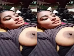 Desi Bhabhi Shows her Boobs
