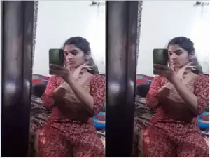 Sexy Desi Girl Shows her Boobs