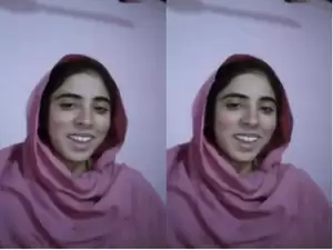 Paki Girl Shows her Pussy