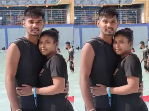 Sexy Desi Girl Shows her Boobs Part 4