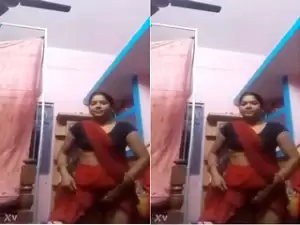 Sexy Desi Bhabhi Shows Pussy
