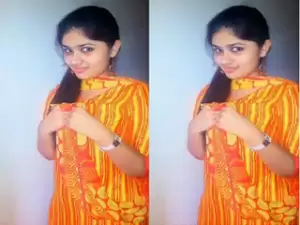 Horny Desi Girl Shows Boobs
