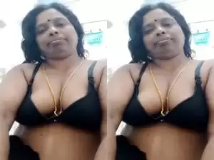 Desi Bhabhi Shows Pussy