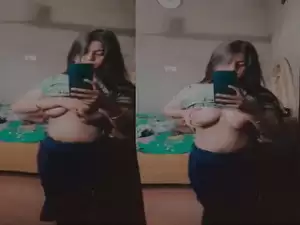 Sexy Desi girl Shows Boobs