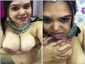Exclusive- Sexy Look Desi Bhbhi Play with Her Big Boobs and Sucking her boobs