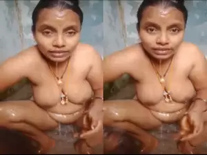Desi Bhabhi Bathing
