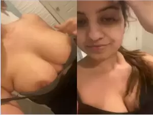 Hot Desi Girl Shows Boobs