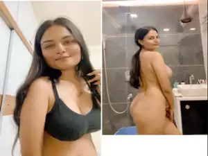 Sexy Desi Girl Shows her Boobs part 2