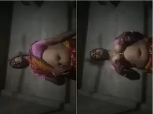 Desi Vlg Bhabhi Shows her Boobs