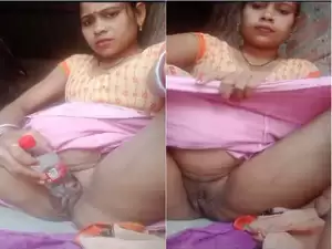 Desi Vlg Bhabhi Masturbating