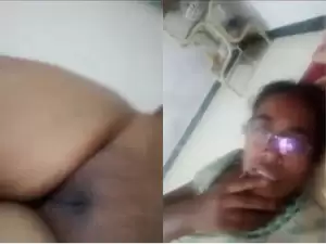 Desi Bhabhi Shows Pussy