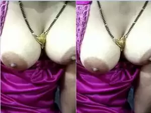 Today Exclusive- Sexy Desi Bhabhi Showing Her Boobs