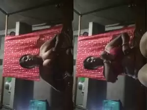 Desi Bhabhi Shows her Boobs