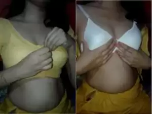 Exclusive- Desi Bhabhi Strip Her Saree And Pressing Her Brest