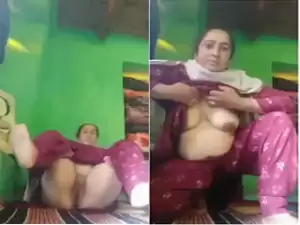 Paki Bhabhi Shows her Boobs and Pussy