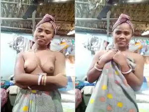 Desi Boudi Shows Her Boobs