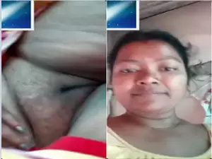 Sexy Desi Bhabhi Shows Pussy