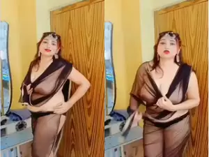 Desi Bhabhi Showing Boobs