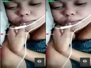 Desi girl Showing Boobs