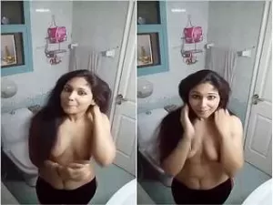 Desi Girl Showing Her Boobs
