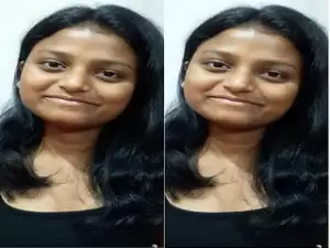 Sexy Desi Girl Shows her Boobs