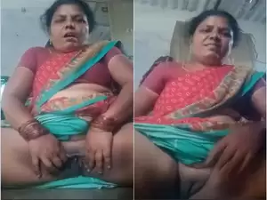 Telugu Bhabhi Shows Her Pussy